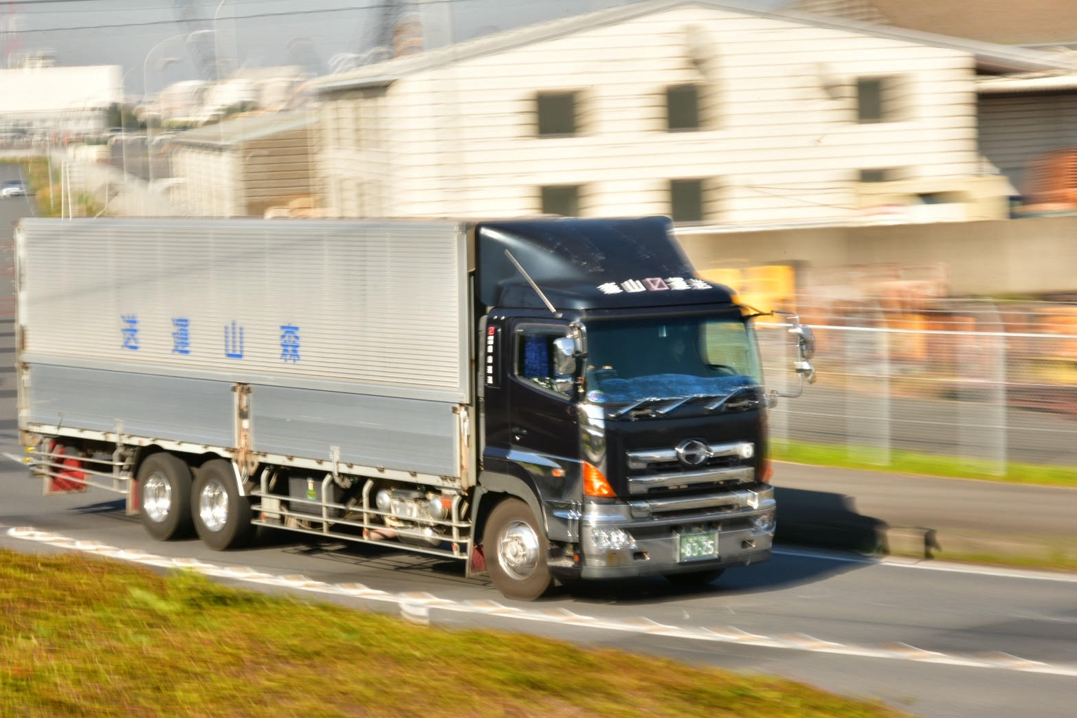 森山運送のトラックが走行する様子